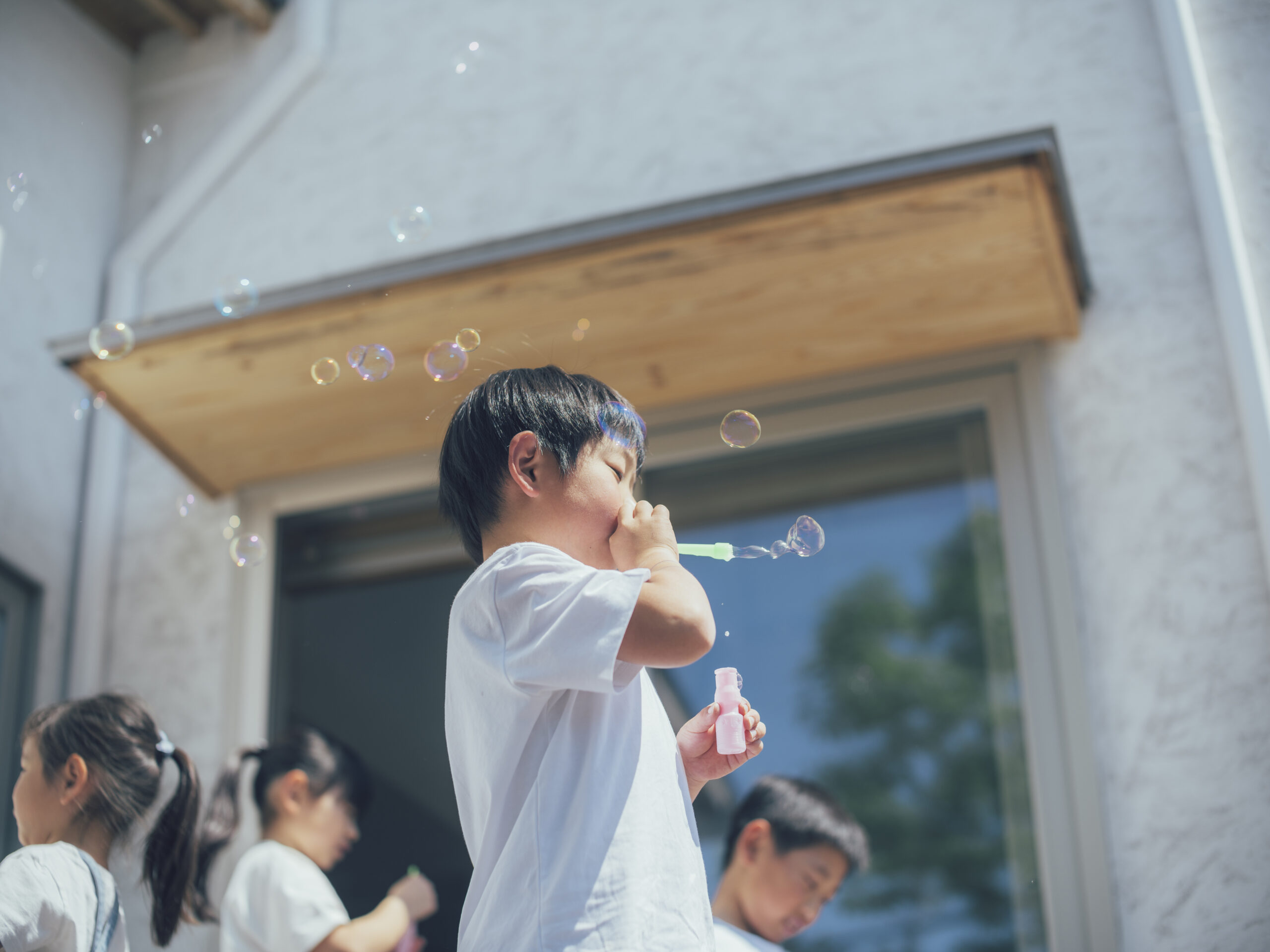 庇
